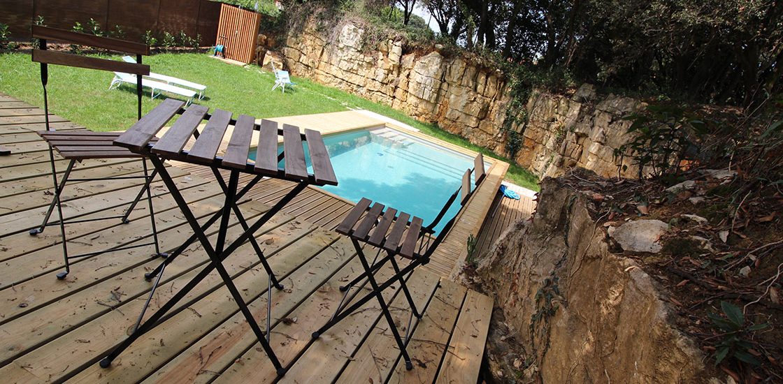 Mesa en la terraza y piscina